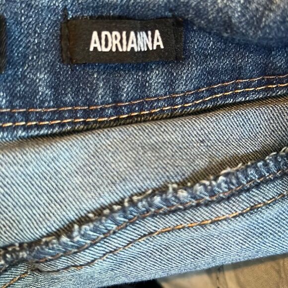 1822 Denim Adriana Jean. Slim fit. Stretch. Size 4 Medium distressed wash - Picture 10 of 10